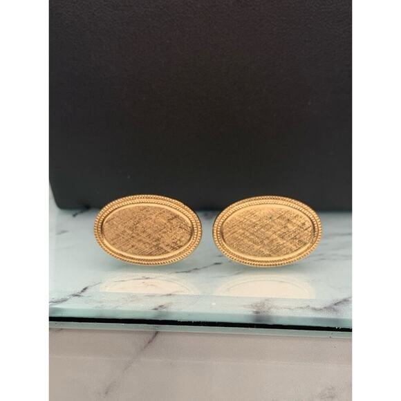 Vintage Avon Classic Timeless Oval Textured Gold Tone Cufflinks Signed - Picture 1 of 5